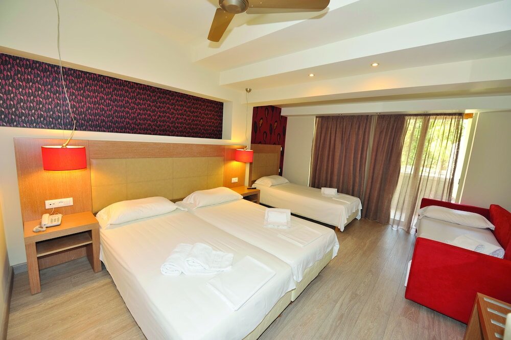 Standard triple chambre avec balcon Corfu Mare Hotel