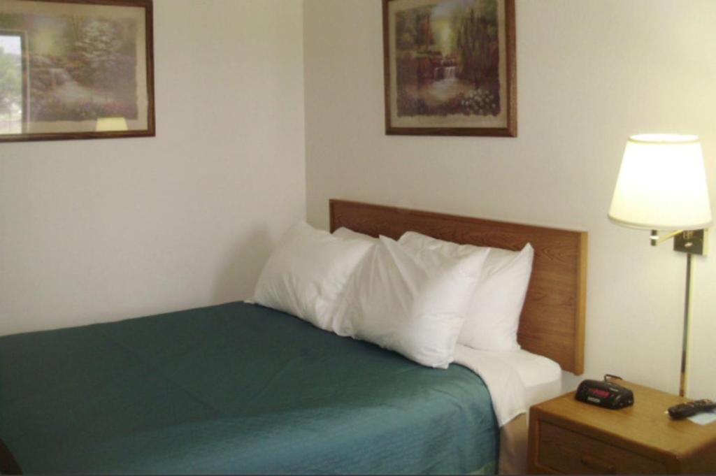Standard room Quality Inn & Suites Warren