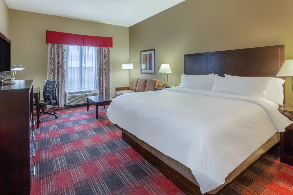 Четырёхместный номер Standard Holiday Inn Express Hotel & Suites Bowling Green, an IHG Hotel