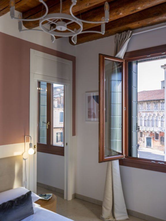Classic Double room with canal view Foscà Venice Rooms