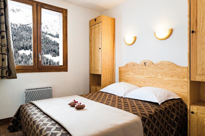 Кровать в общем номере с 2 комнатами Résidence Lagrange Vacances Les Chalets du Mont Blanc