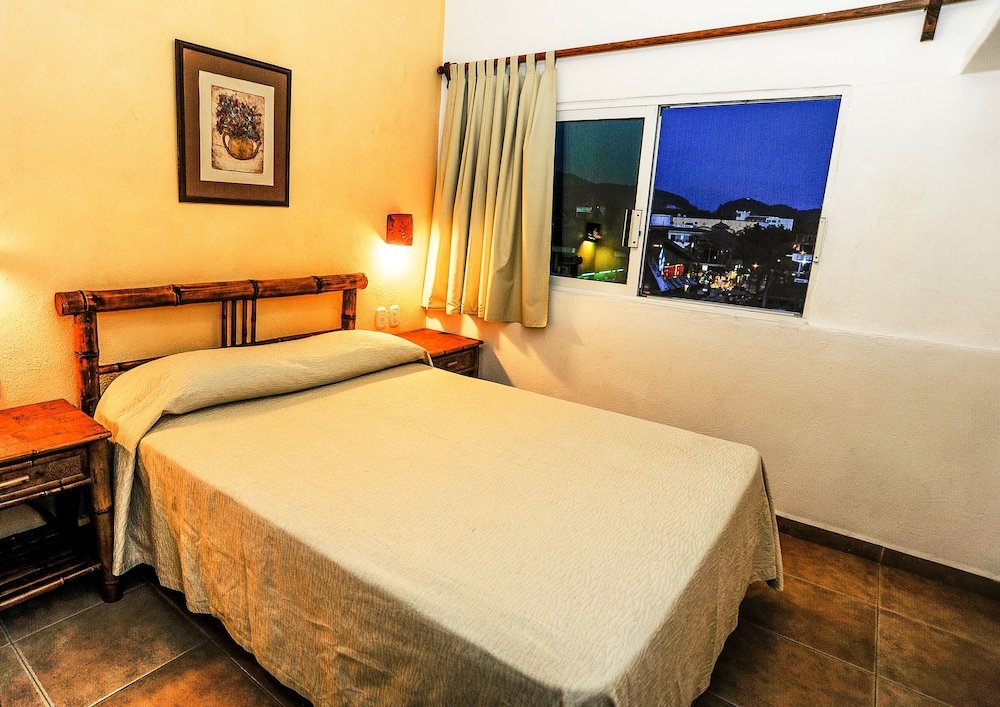 Полулюкс с балконом Hotel Suites Ixtapa Plaza