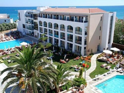 Номер Superior c 1 комнатой с видом на бассейн Albatros Spa & Resort Hotel