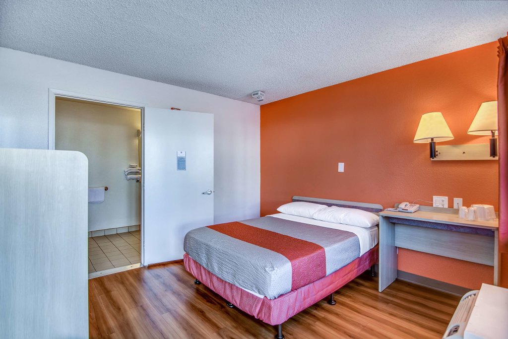 Suite Motel 6-Stockton, CA - Charter Way West