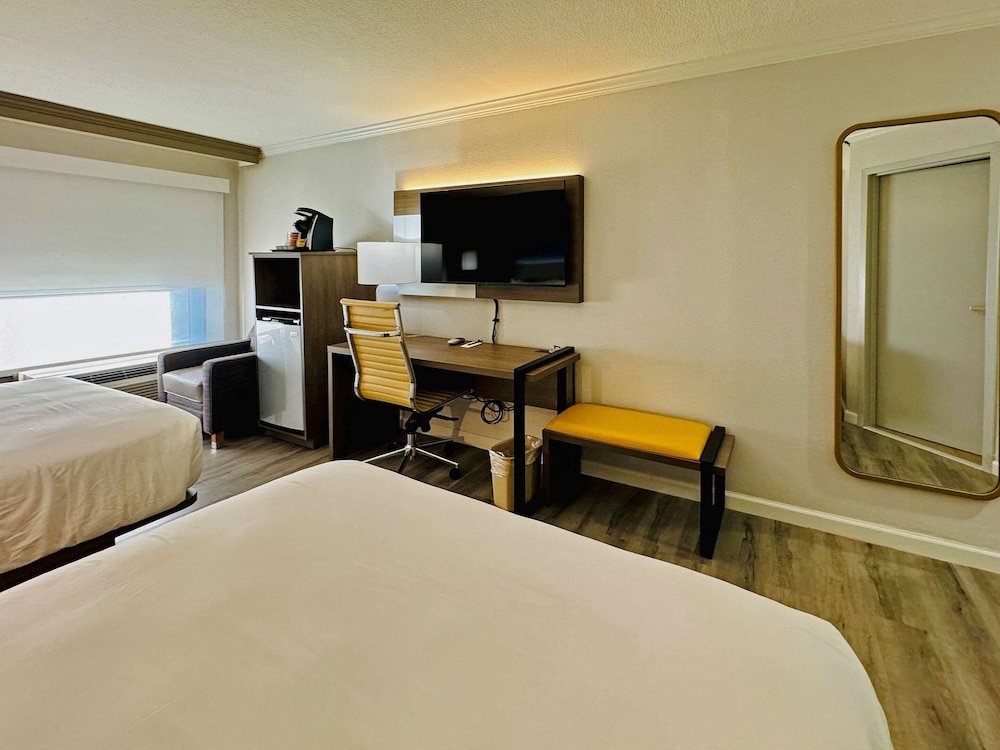 Standard Quadruple room Comfort Inn & Suites Houston I-10 West Energy Corridor