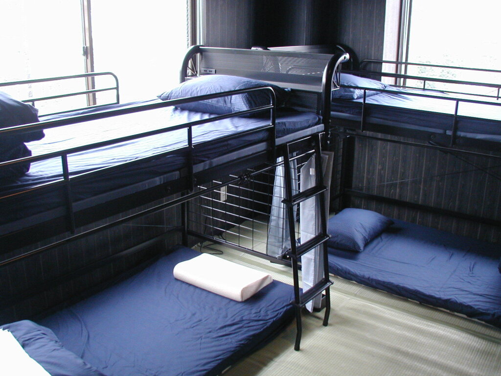 Кровать в общем номере (мужской номер) International Guesthouse Azure Narita