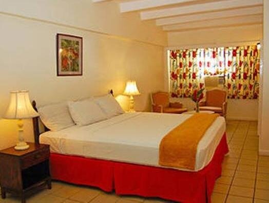 Кровать в общем номере Pineapple Court Hotel