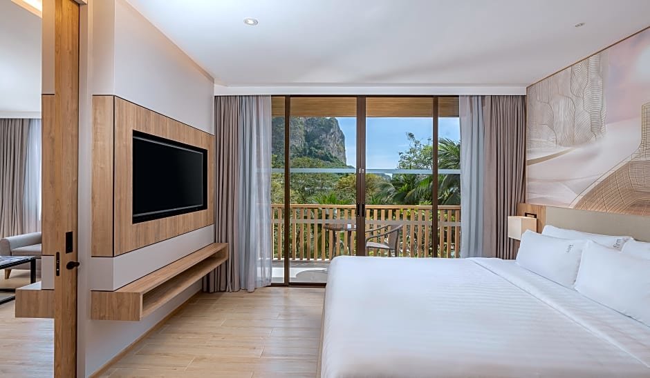 Двухместный люкс с видом на горы Holiday Inn Resort Krabi Ao Nang Beach, an IHG Hotel