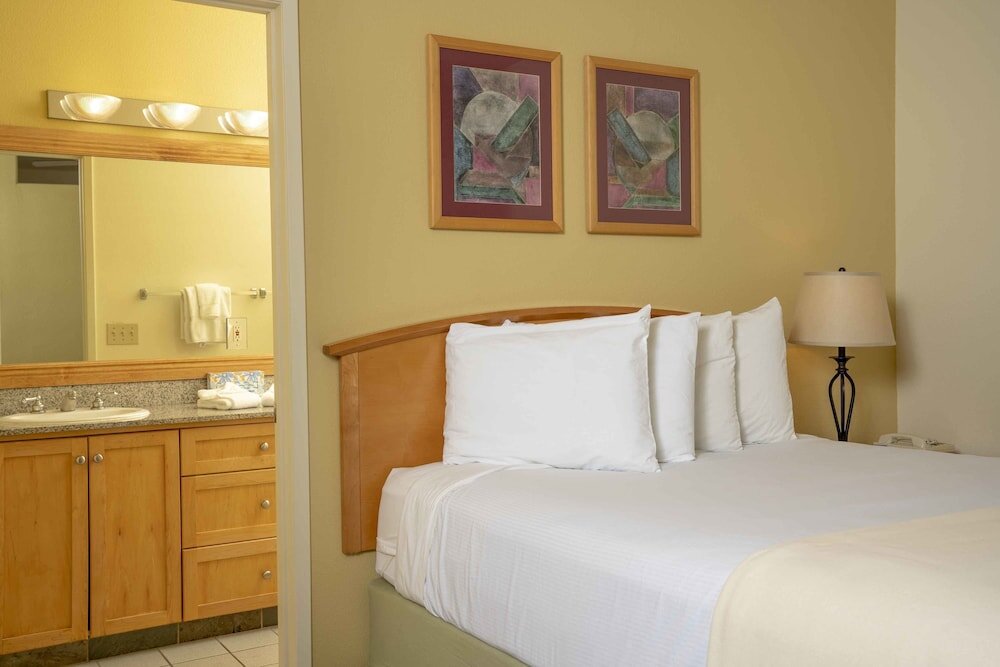 Четырёхместный люкс c 1 комнатой Raintree's Cimarron Golf Resort Palm Springs