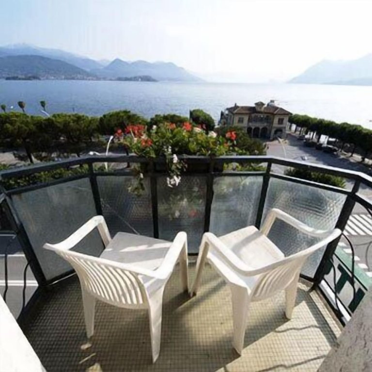 Двухместный номер Standard с балконом и с видом на озеро Hotel Italie et Suisse