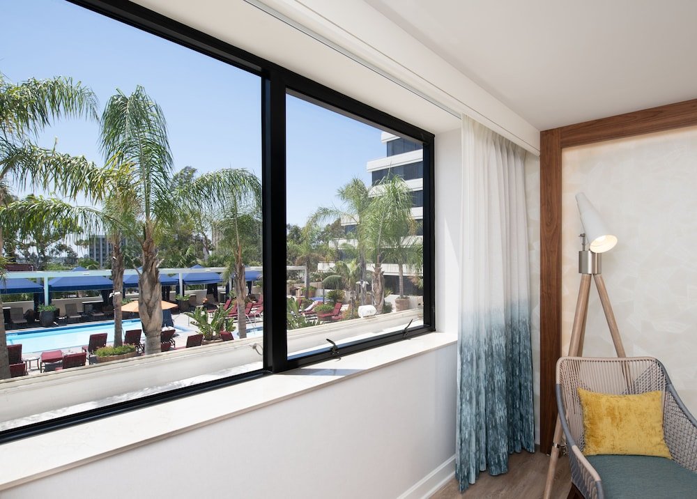 Habitación cuádruple Estándar con vista a la piscina Renaissance Newport Beach Hotel