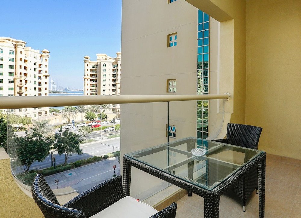 Vierer Apartment mit Balkon Kennedy Towers - Al Anbara