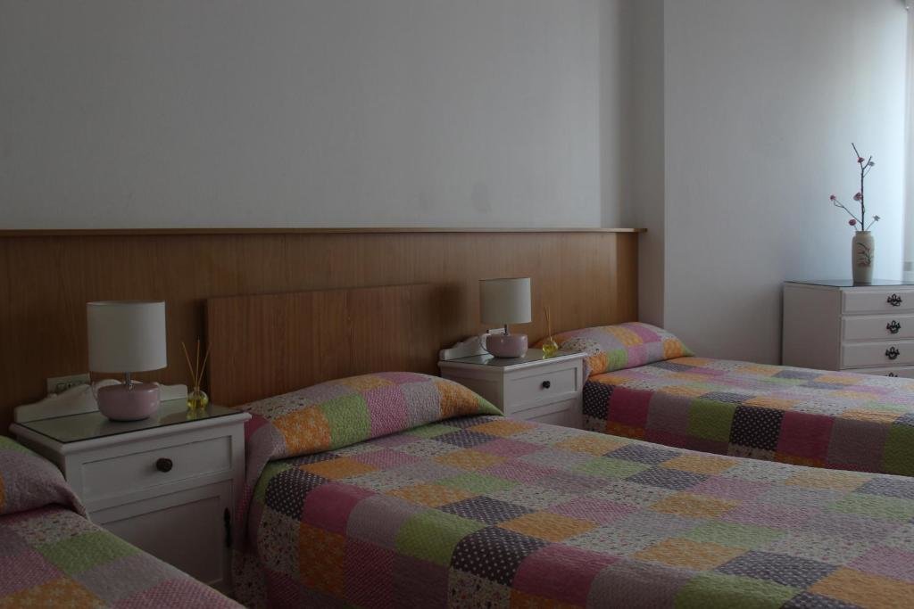Кровать в общем номере с 3 комнатами Albergue Turístico Silleda