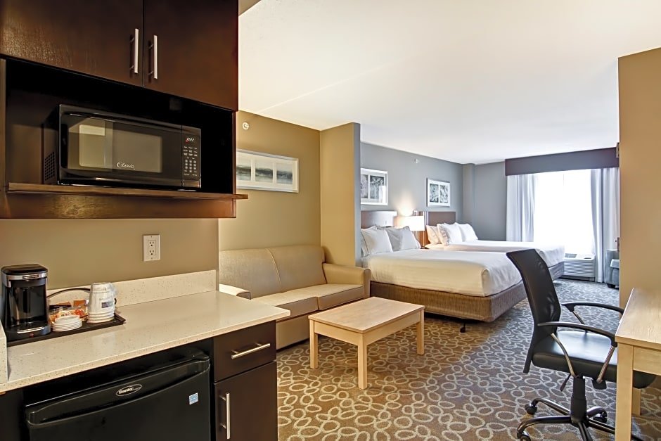 Четырёхместный люкс Holiday Inn Express & Suites Oshawa Downtown - Toronto Area, an IHG Hotel