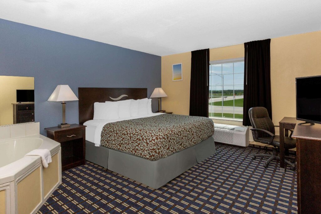 Deluxe Suite Days Inn by Wyndham Chillicothe