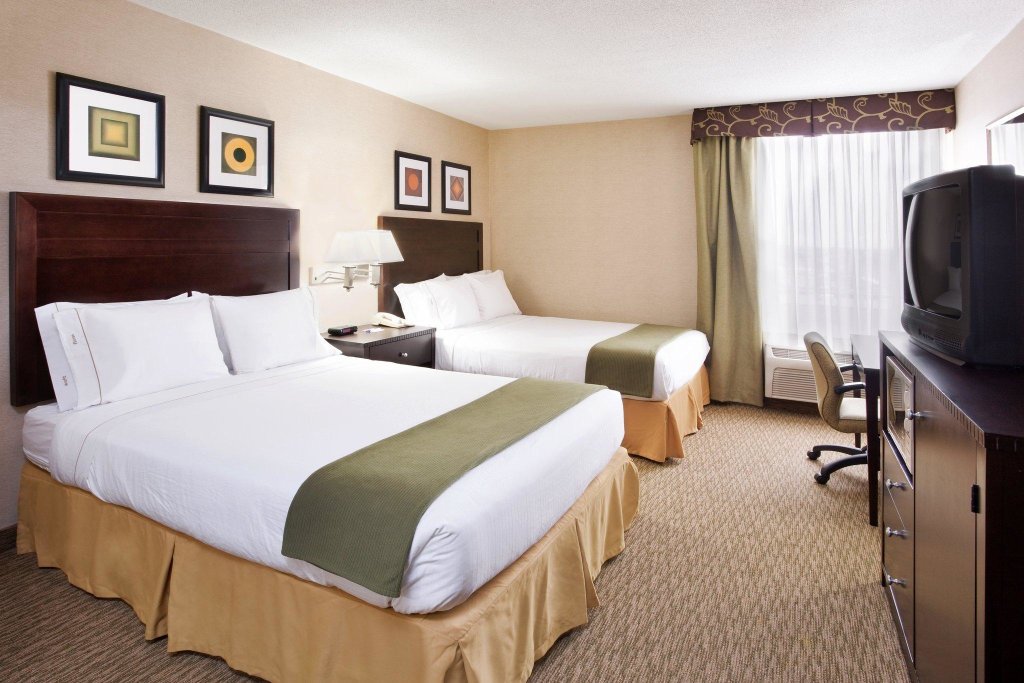 Четырёхместный номер Standard Holiday Inn Express Hotel & Suites Cleveland-Streetsboro, an IHG Hotel
