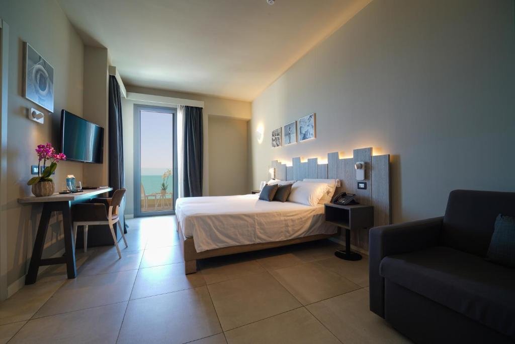 Standard Triple room with sea view Nautilus Family Hotel
