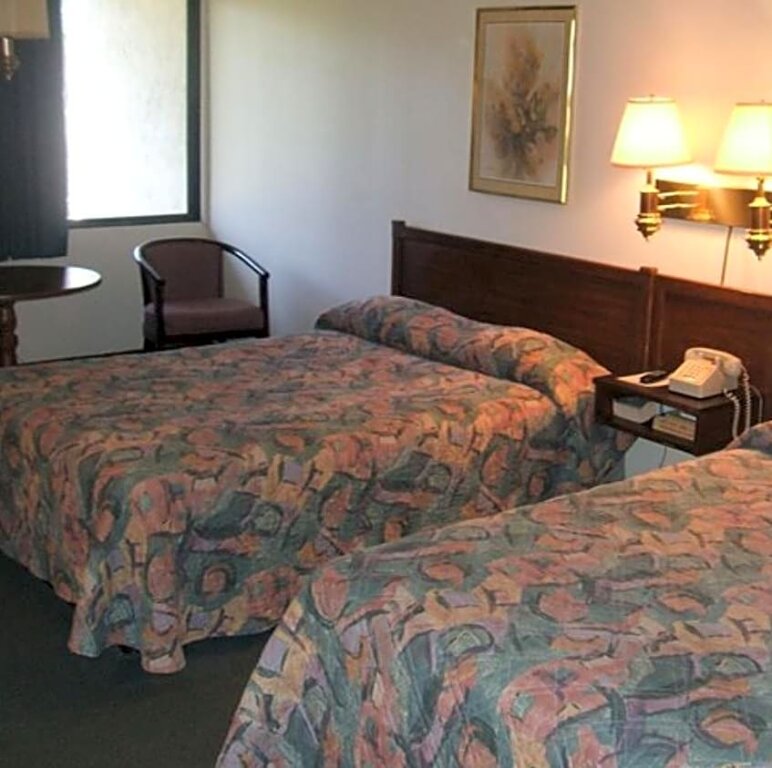 Четырёхместный номер Standard Red Carpet Inn & FantaSuite Hotel