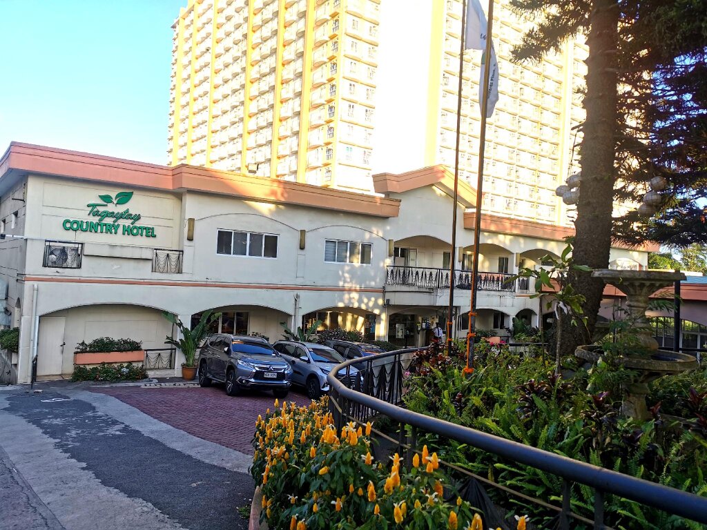 Кровать в общем номере Tagaytay Country Hotel