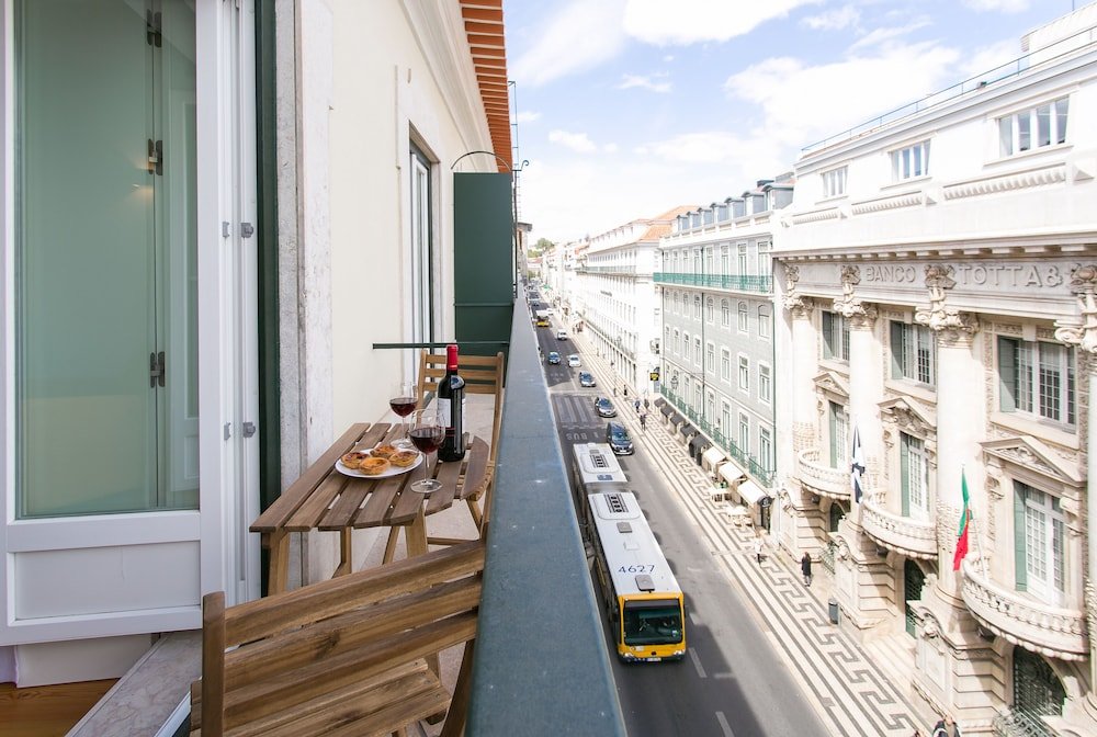 Deluxe chambre ALTIDO Sunny 1-bed flat w/terrace&sea view in Baixa, 3mins to Arco da Rua Augusta