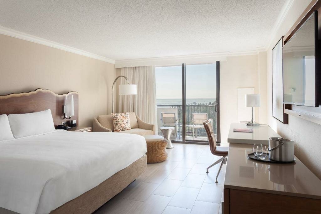 Standard Double room with pool view Fort Lauderdale Marriott Harbor Beach Resort & Spa