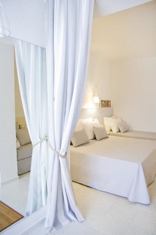 Deluxe Quadruple room with balcony Pineda Splash Hotel
