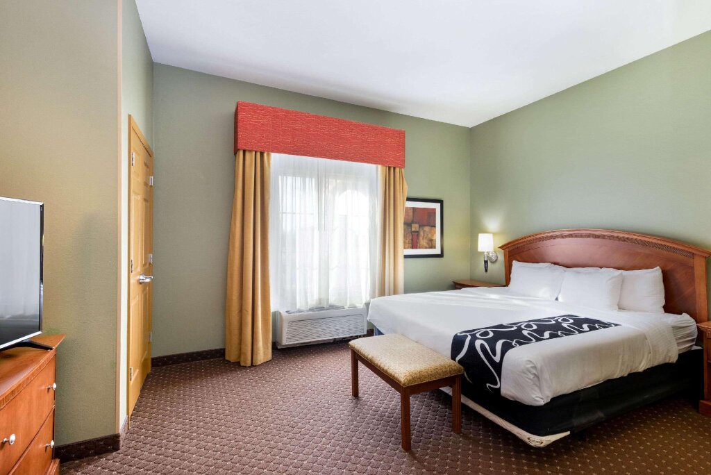 Двухместный люкс c 1 комнатой La Quinta Inn & Suites by Wyndham Olathe