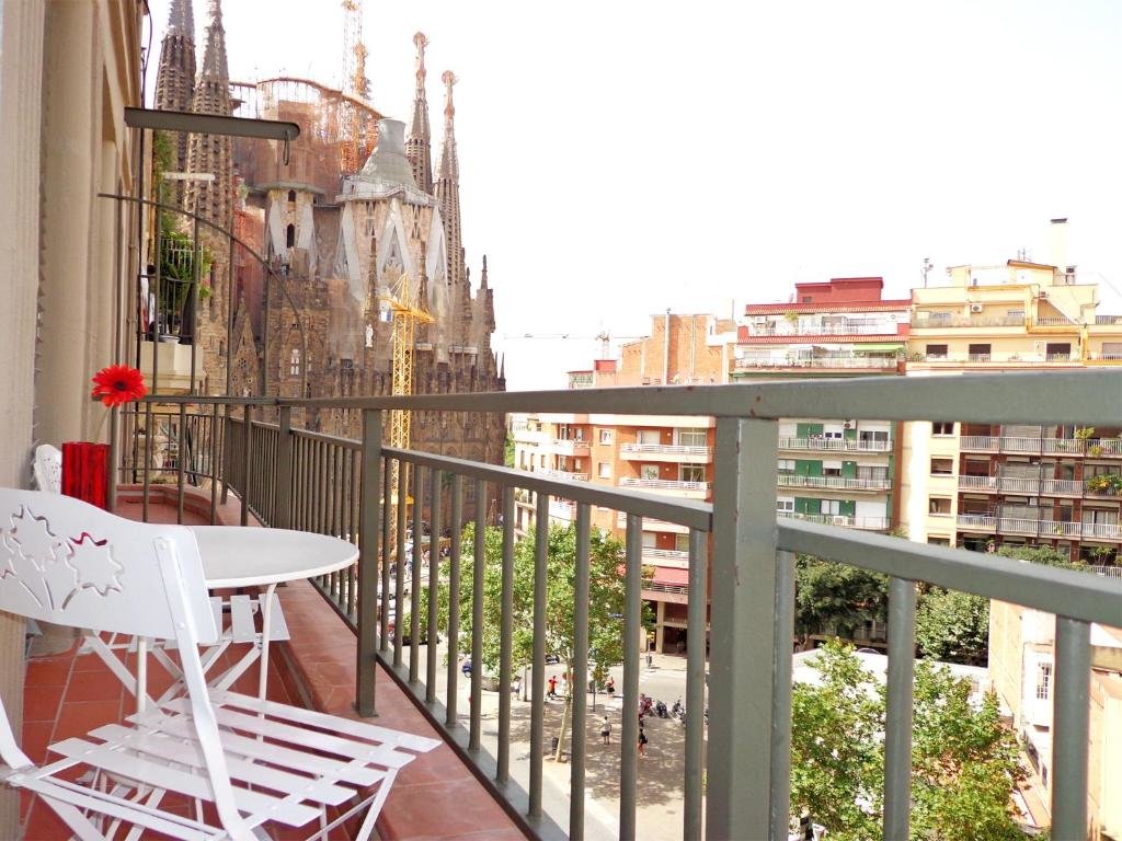 Апартаменты с 2 комнатами с балконом Gaudi Sagrada Familia