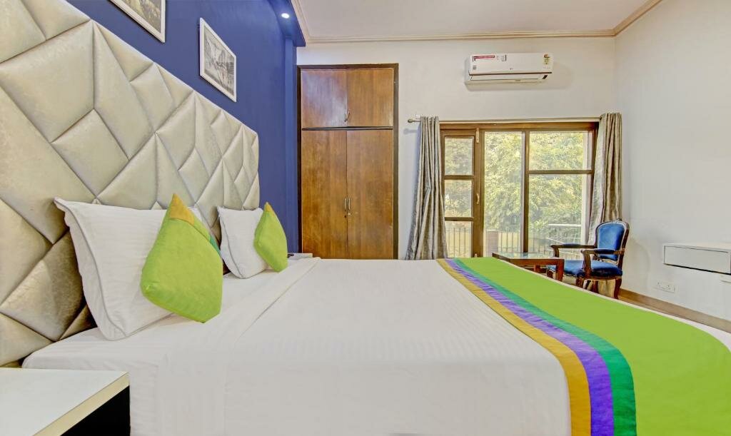 Standard room Itsy By Treebo - City Centre Noida