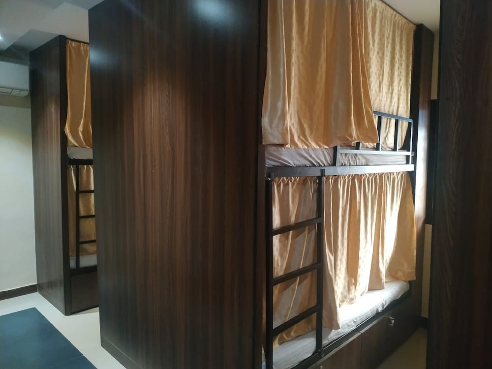Кровать в общем номере Almas Dormitory Andheri West - Near Railway Station