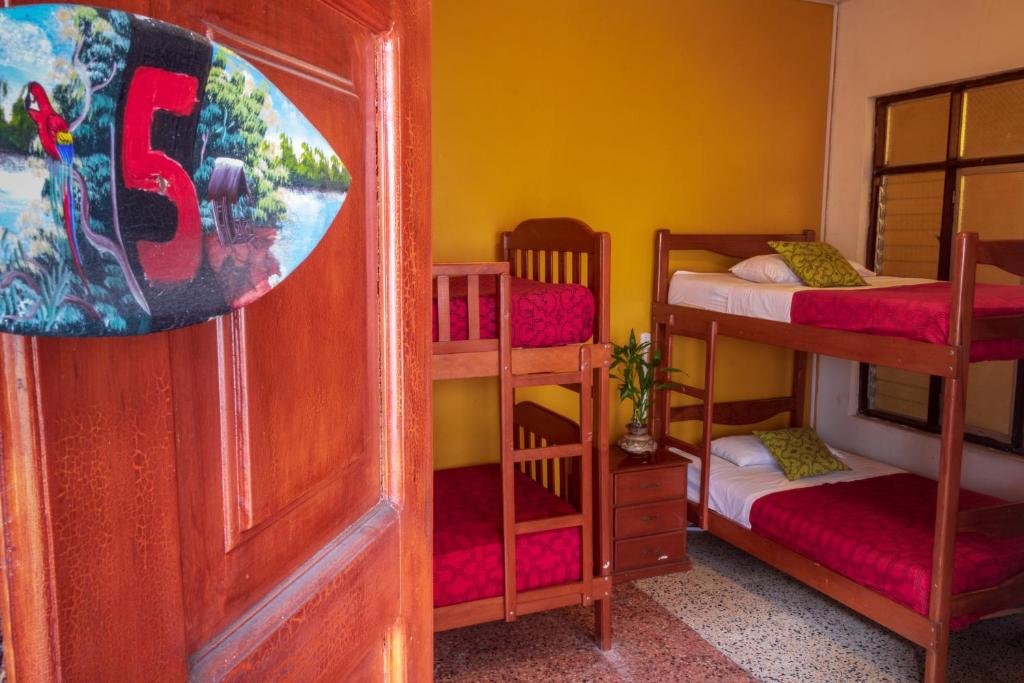 Кровать в общем номере Flying Dog Hostel Iquitos