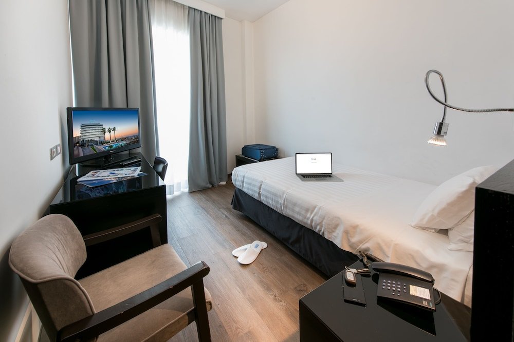 Standard Single room with balcony Sea Lion Hotel