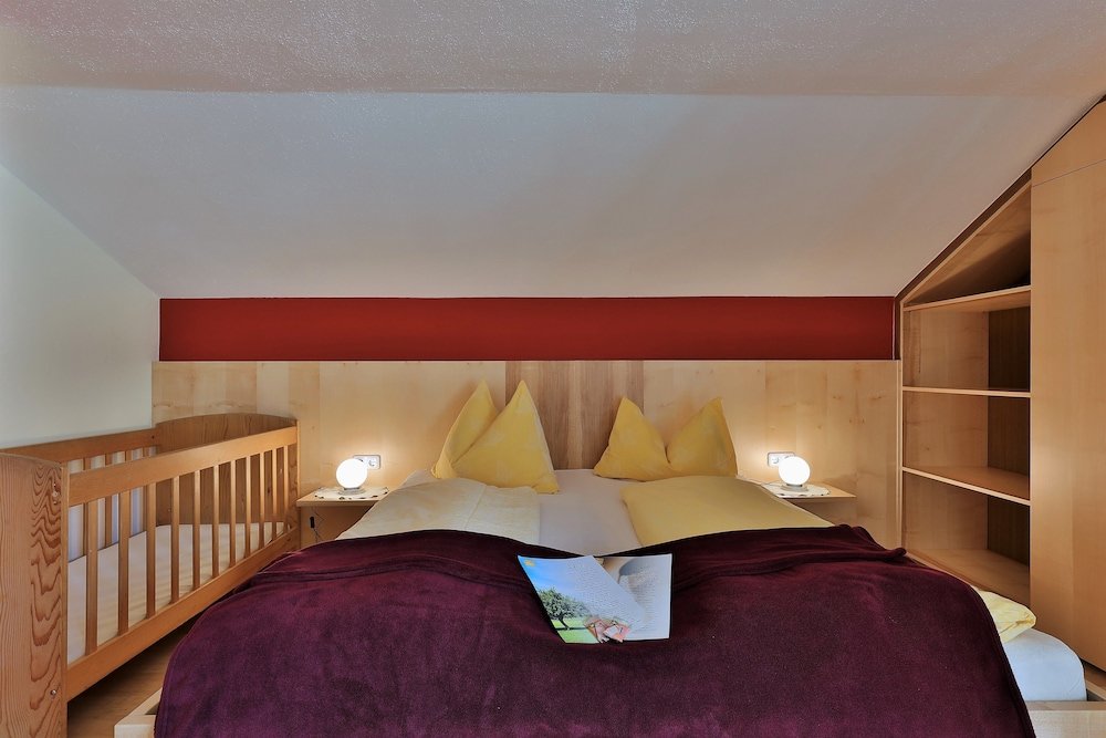 3 Bedrooms Apartment with balcony Hotel-Garni Zerza
