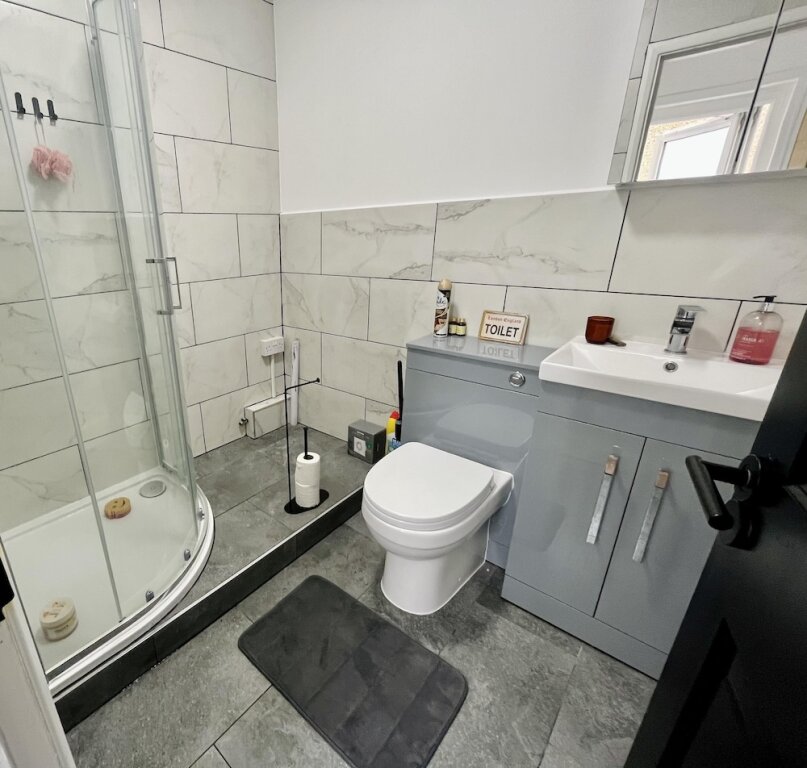 Апартаменты Newly Refurbished 1-bed Apartment in Croydon Se25