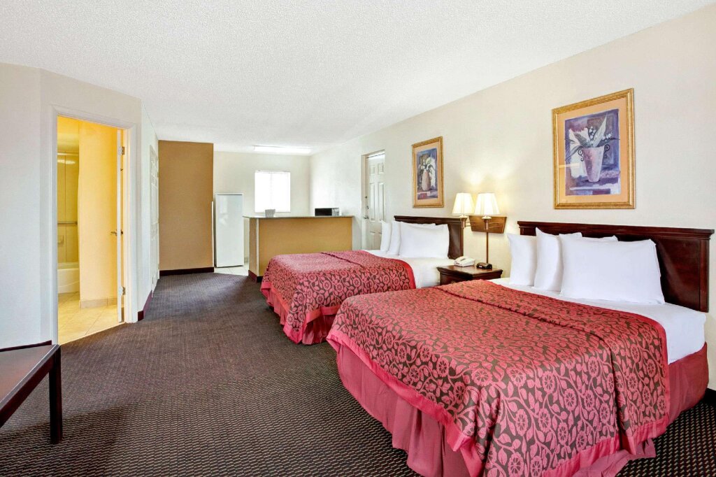Quadruple room Days Inn & Suites