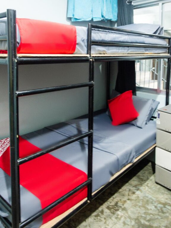 Кровать в общем номере OYO 561 Abn Hostel