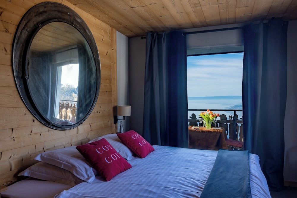 Двухместное шале с видом на озеро Le Coucou Hotel Restaurant & Lounge-Bar