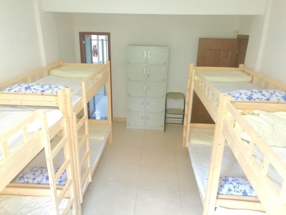 Кровать в общем номере (мужской номер) Laiyin Garden City Hostel