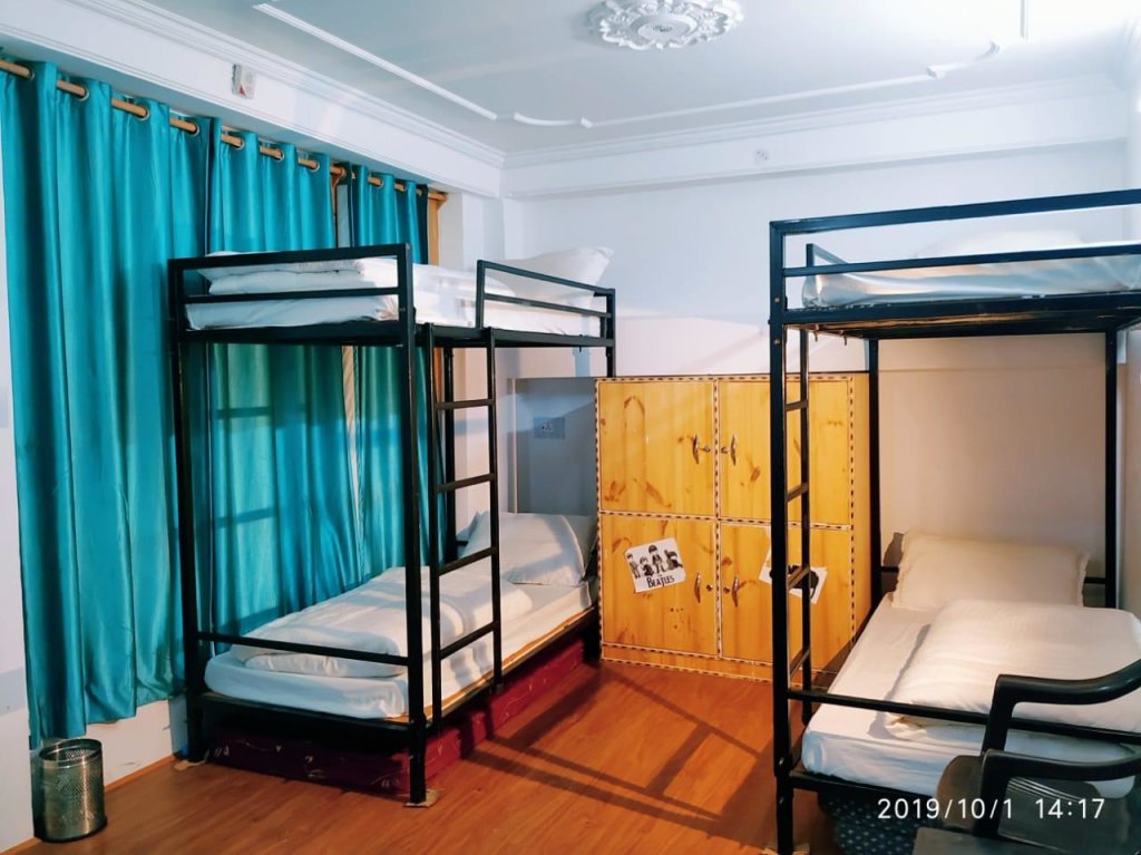 Кровать в общем номере Hotel Kalpa Deshang