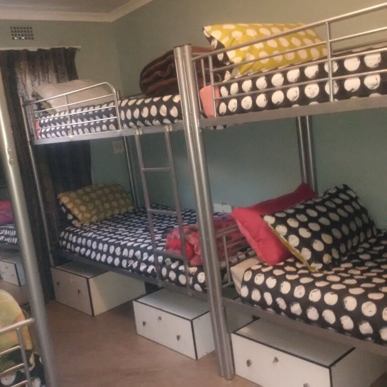 Cama en dormitorio compartido Naledi backpackers