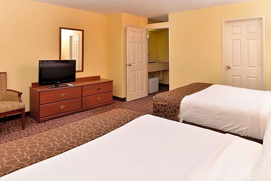 Четырёхместный люкс c 1 комнатой Best Western Louisville East Inn & Suites