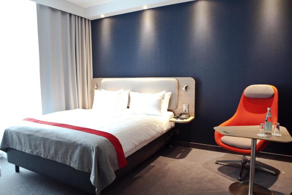 Люкс Holiday Inn Express & Suites - Basel - Allschwil, an IHG Hotel