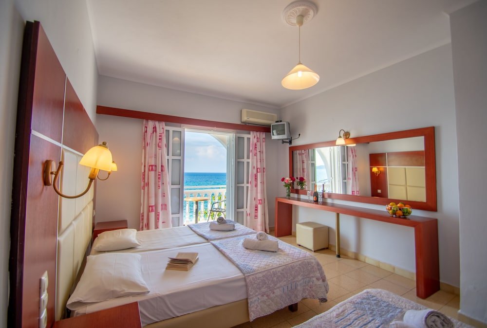 Двухместный номер Standard с балконом и с частичным видом на море Agoulos Beach Hotel