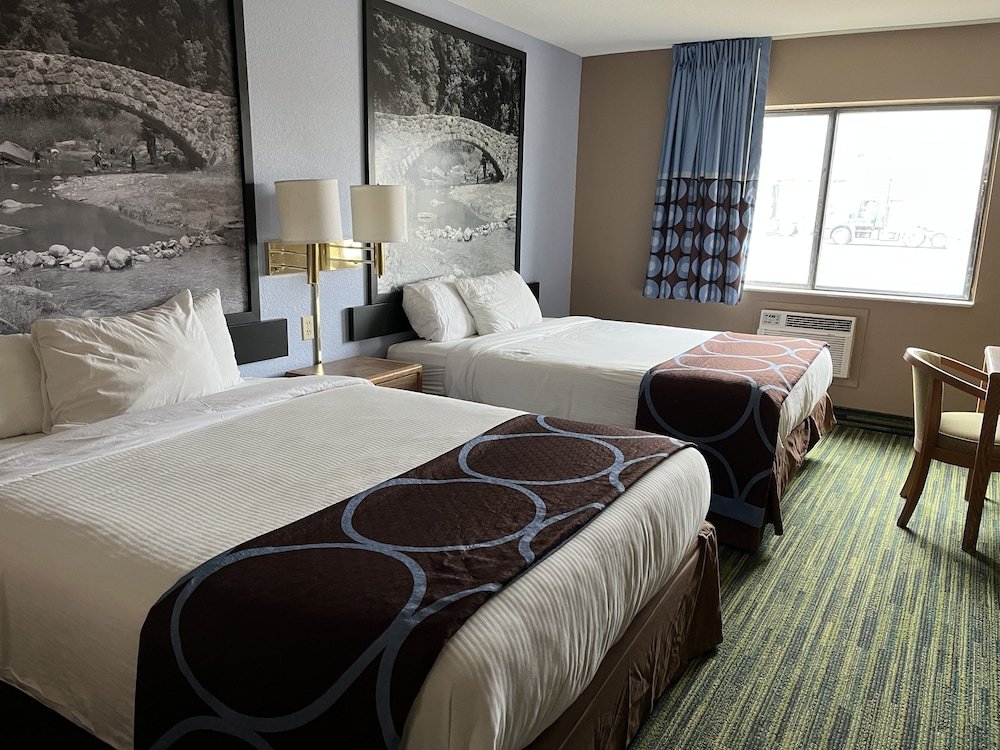 Четырёхместный номер Standard Boarders Inn & Suites by Cobblestone Hotels Waterloo Cedar Falls
