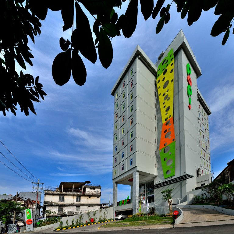 Кровать в общем номере POP! Hotel Stasiun Kota Surabaya