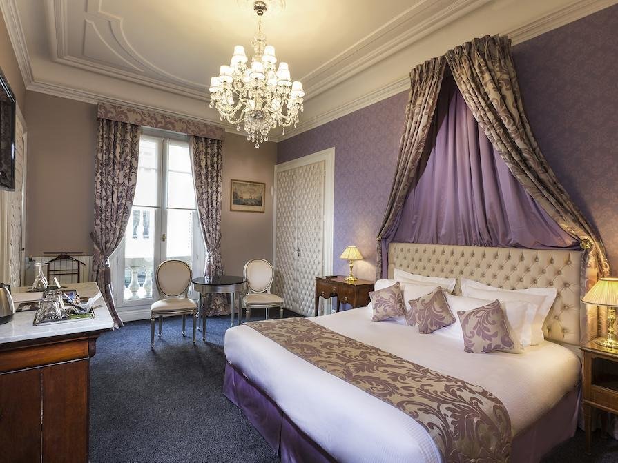 Кровать в общем номере Hotel Claridge Paris