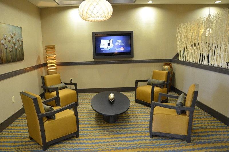 Кровать в общем номере Holiday Inn Express Hotel & Suites Goldsboro - Base Area, an IHG Hotel