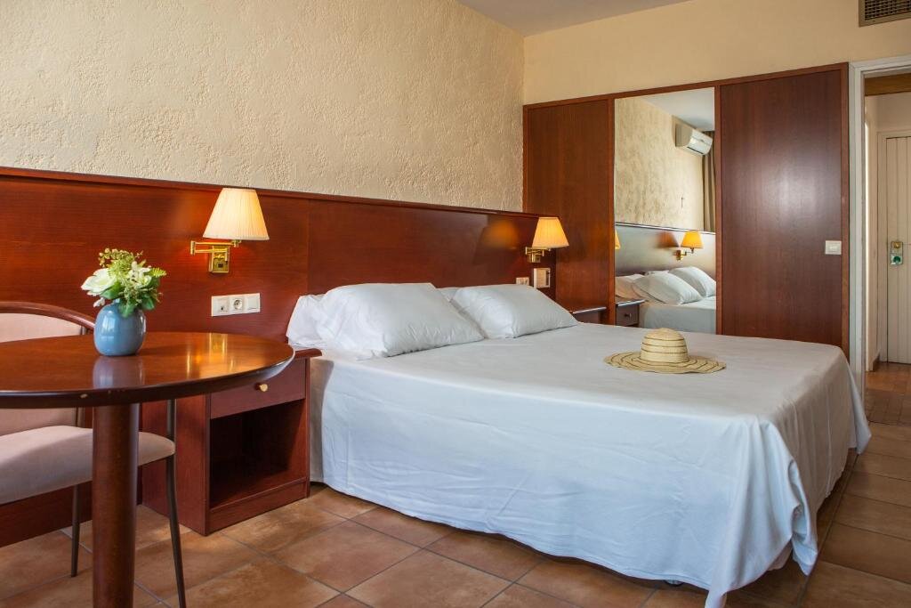 Standard Double room with pool view RVHotels Golf Costa Brava