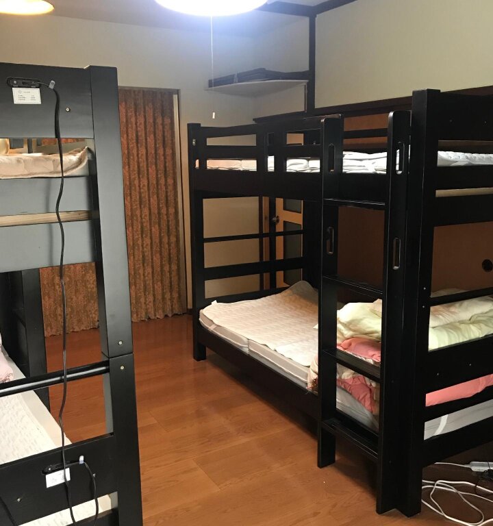 Кровать в общем номере Kakunodate Guesthouse Fuga