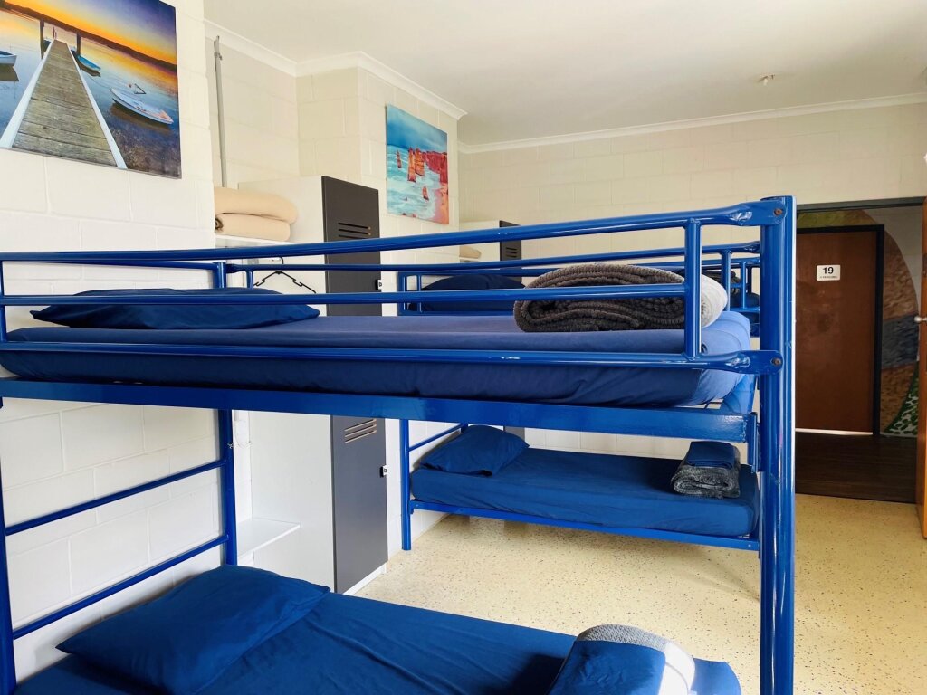 Кровать в общем номере (мужской номер) YHA Coolangatta Gold Coast